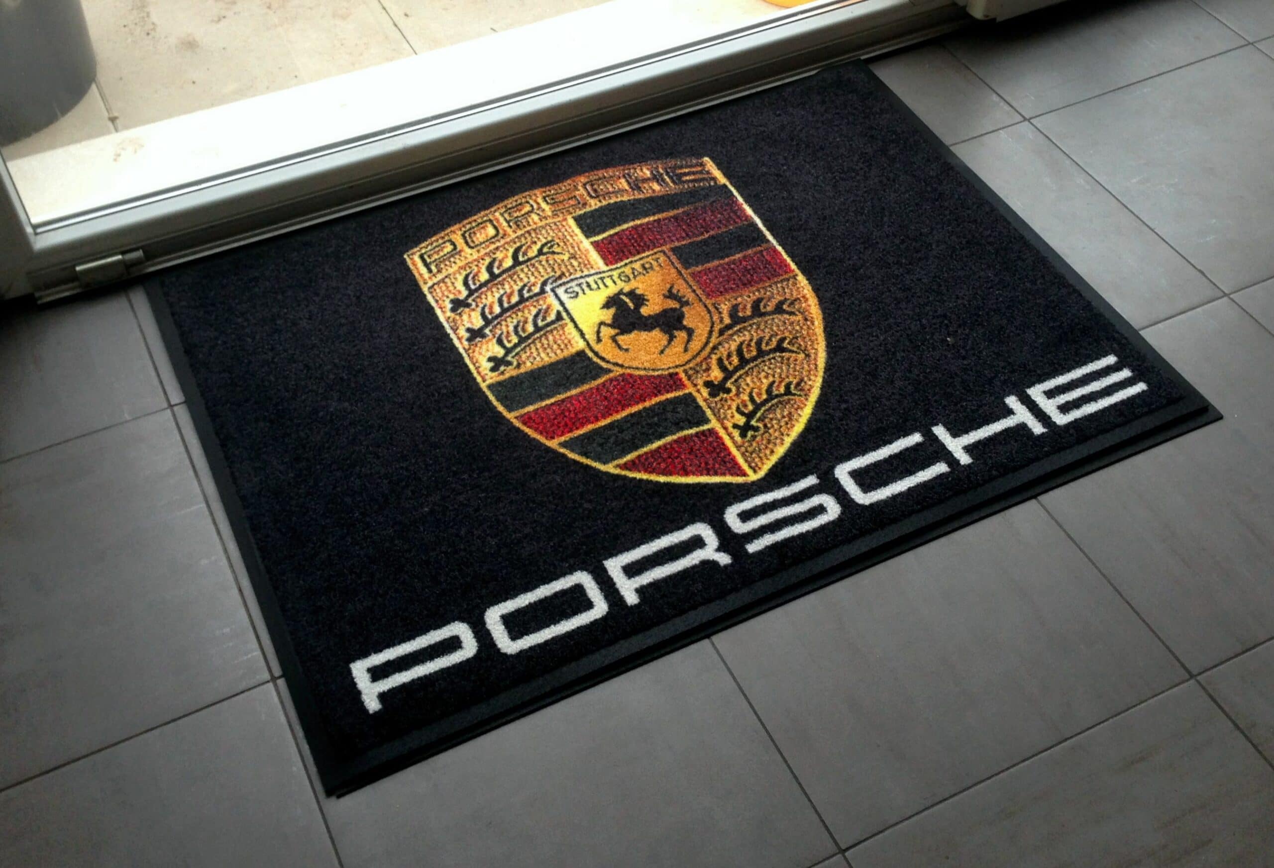 Tapis personnalisé 85 x 115 cm , logo PORSCHE sur fond noir Qualité PREMIUM