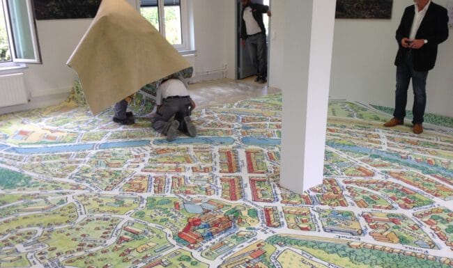 Impression et pose d'un plan de la ville de Saint-Dié-des-Vosges au sol de la salle de réunion de l'Hotel de Ville